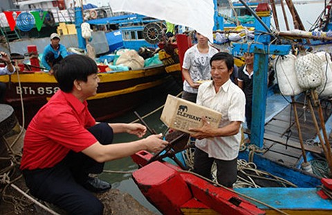 Tặng thiết bị thông tin cho ngư dân 24 tỉnh, thành ven biển