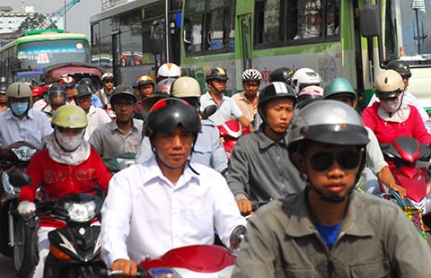 Buộc xe máy bật đèn ban ngày chỉ thêm phiền phức