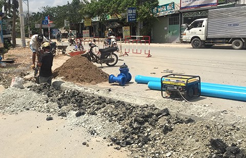 Dân khổ vì cấp nước đụng độ thoát nước