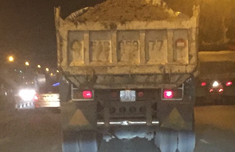 Người dân khiếp xe ben, xe tải chạy ào ào lúc nửa đêm
