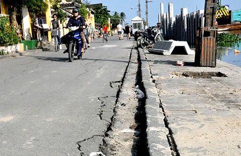 Mua bảo hiểm nứt, lún cho nhà cổ khi làm bờ kè sông Hoài