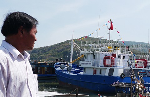 Tàu vỏ thép nằm bờ vì ‘vướng’ lưới