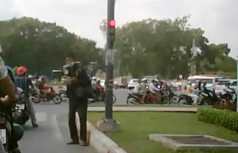 Xin một năm vẫn chưa đủ tiền xe về quê!
