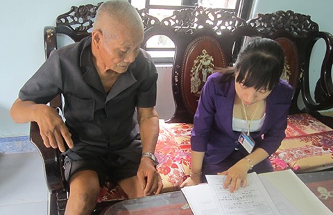 Cán bộ đến tận nhà dân để phục vụ