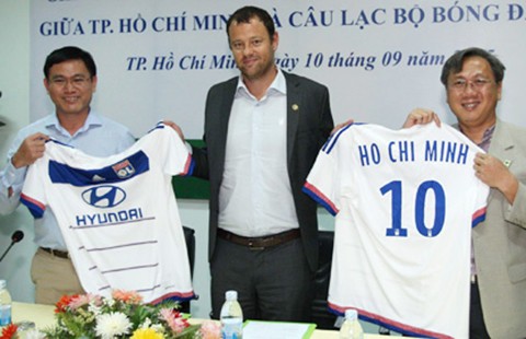 Bắt tay với bóng đá Pháp