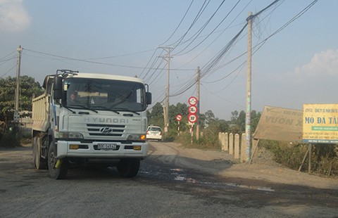 Người dân chấp nhận dỡ rào chặn xe ởmỏ đá Tân Cang