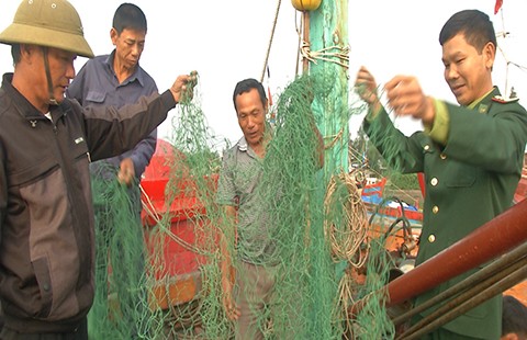 Bàn giao bằng chứng tàu nước ngoài phá tàu ngư dân Việt