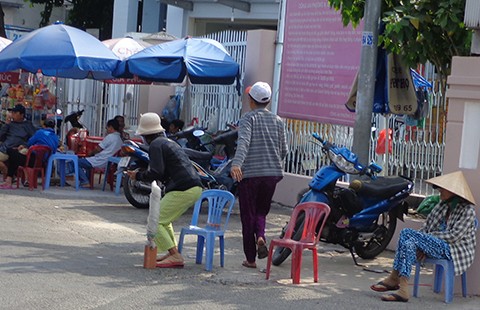 ‘Cò’ vé vẫn dập dìu trước ga Sài Gòn