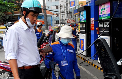Giá xăng thay đổi hằng ngày, dân hưởng lợi?