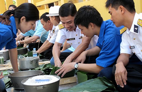 Gác chuyện riêng, ra biển đón tết