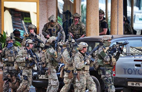 Al Qaeda tấn công khách sạn, bắt cóc con tin