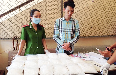 Va li chứa 18 kg hàng đá