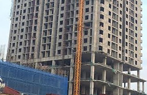 Lơ lệnh đình chỉ, xây chung cư rồi sập giàn giáo