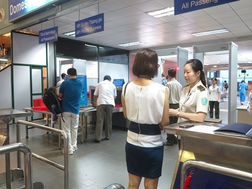 Nói đùa, bị cấm bay một năm