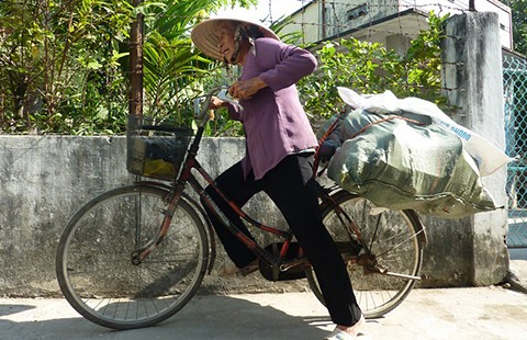 Ấm tình công nhân lo cho bà cụ nhặt ve chai