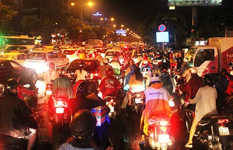 Kẹt xe bít lối sân bay Tân Sơn Nhất