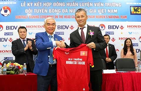 Từ chuyện thuê và sa thải HLV