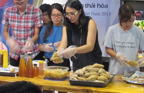 Cooking show - vừa biểu diễn nấu ăn vừa ra mắt sách