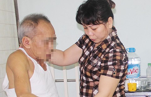 ‘Căng’ tìm người chăm sóc người già ngày tết