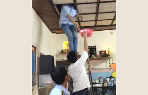 Trên lầu sửa nhà, cụ bà khốn khổ