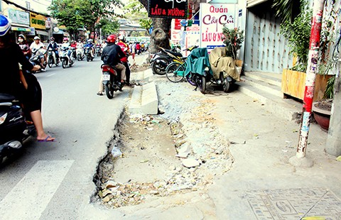Đào xới vỉa hè gây khó cho dân