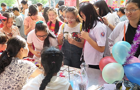 Thầy trò chia sẻ, cùng nhau vui tết