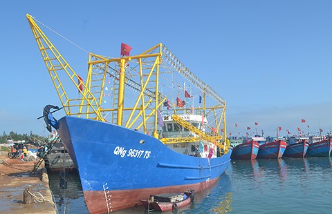 Bàn giao tàu cá vỏ thép thứ ba cho ngư dân Lý Sơn