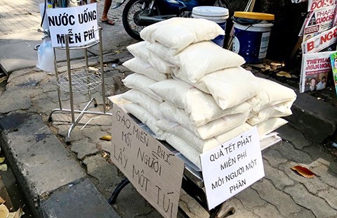 Mỗi người nhận một phần quà thơm thảo