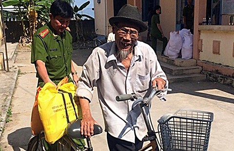 Cảnh sát ‘cõng’ gạo tết cho người nghèo