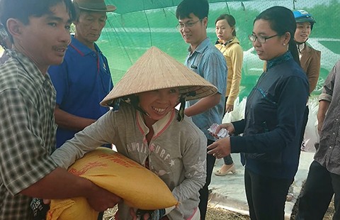 Báo Pháp Luật TP.HCM tặng quà cho người nghèo ở U Minh Hạ