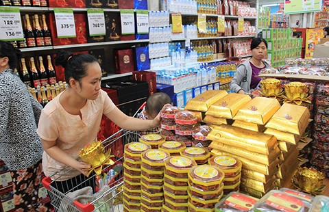 'Vũ nữ chân dài', gà chín cựa... hút khách Sài Gòn