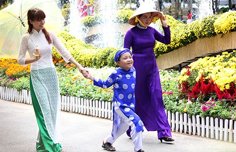 Tuổi teen rủ mẹ đi chùa đầu năm trong tà áo dài