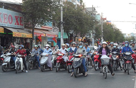 Treo banner phạt tiền người vứt tờ rơi, đường Sài Gòn sạch hẳn