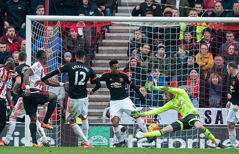 Premier League: Bóng ma Mourinho ám ảnh Van Gaal