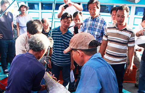 Ngư dân nhận lộc biển đầu năm