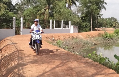 Trăm hộ dân hiến đất xây đê chống ngập