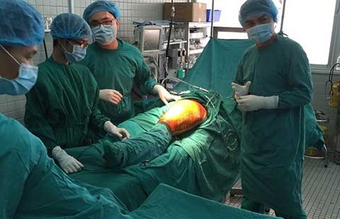 Quái xế tông gãy chân CSGT