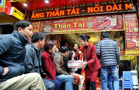 Người dân chen chúc mua vàng cầu sung túc