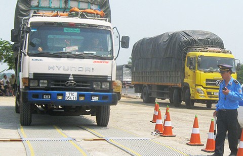 CSGT, TTGT cho xe quá tải qua trạm cân