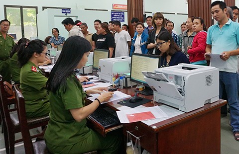 Đông người làm thẻ căn cước công dân