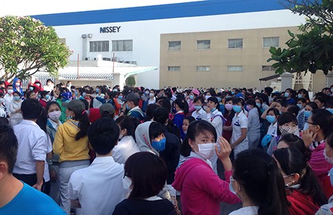 Gần 3.000 công nhân ngừng việc đòi tăng phụ cấp