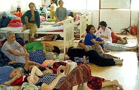 Không để người bệnh chờ lâu, thiếu giường nằm