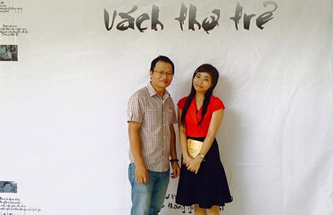 Đi coi diễn thơ, chụp ảnh vách thơ ở Sài Gòn