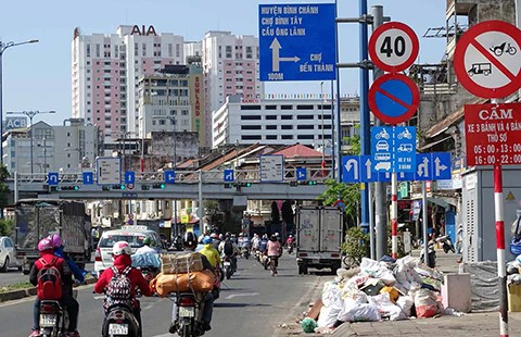 Lái xe kêu trời vì biển báo rối