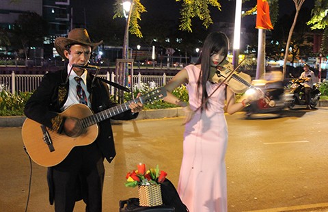 Anh công nhân làm nghệ sĩ đường phố Sài Gòn