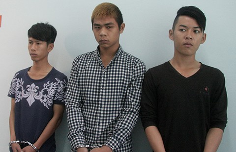 Dùng bom xăng ném vào trụ sở xã