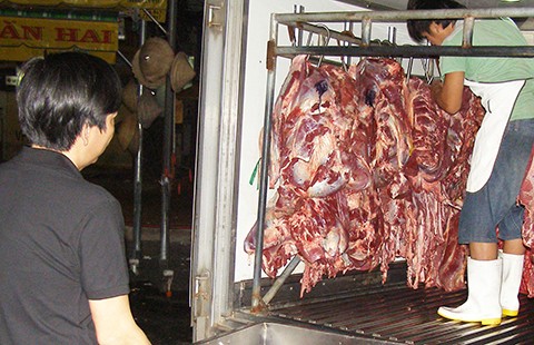 Siết chặt vệ sinh xe chở thịt heo, gà…