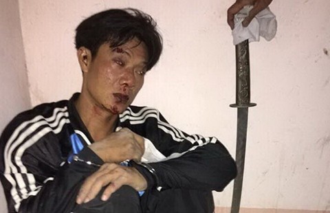 Mặc đồ lót, mang kiếm chạy xe ăn cướp trên cao tốc