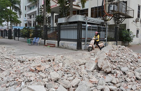 Chi cục Thuế Hạ Long bị đổ xà bần ‘khủng bố’