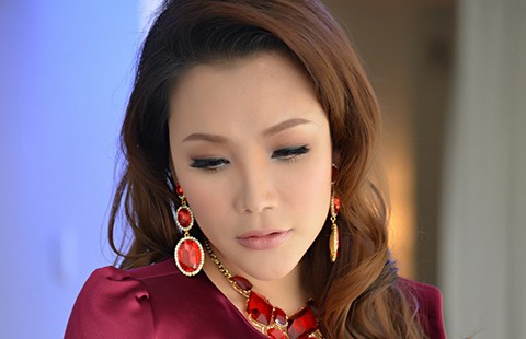 Hồ Quỳnh Hương bước ra… ánh sáng